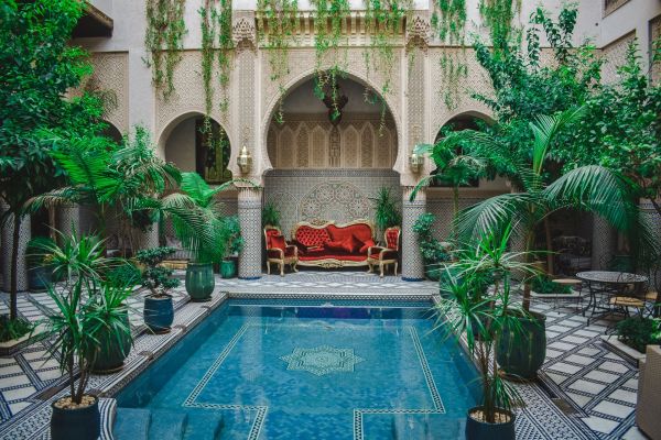 Incorporer des éléments naturels dans la décoration de votre piscine